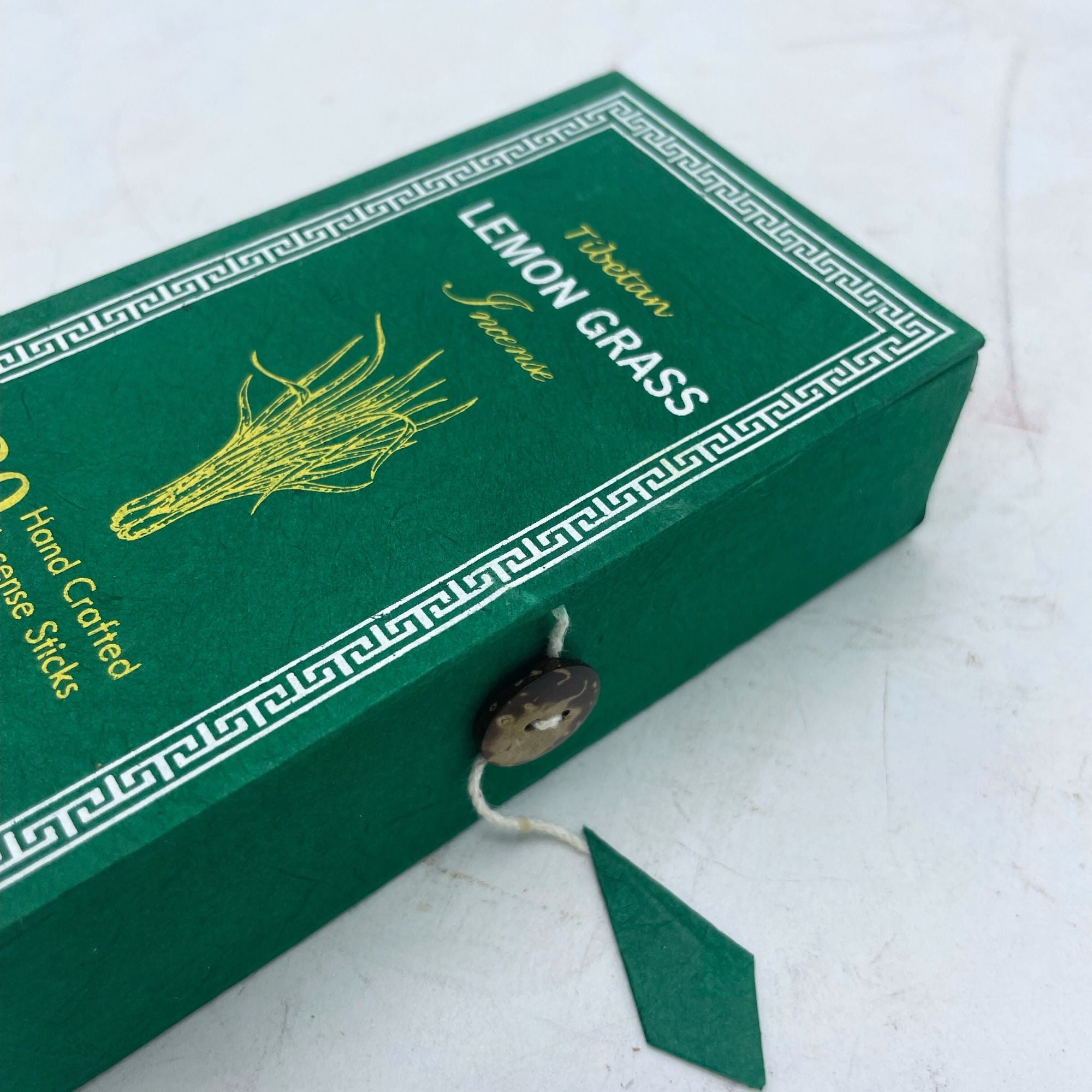 Détail du coffret vert d’encens tibétain citronnelle avec motif décoratif et fermeture