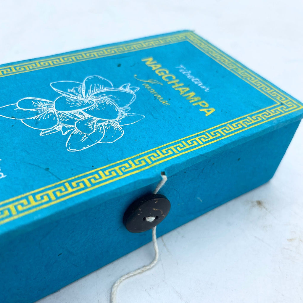 Détail du coffret vert d’encens tibétain nag champa avec motif décoratif et fermeture
