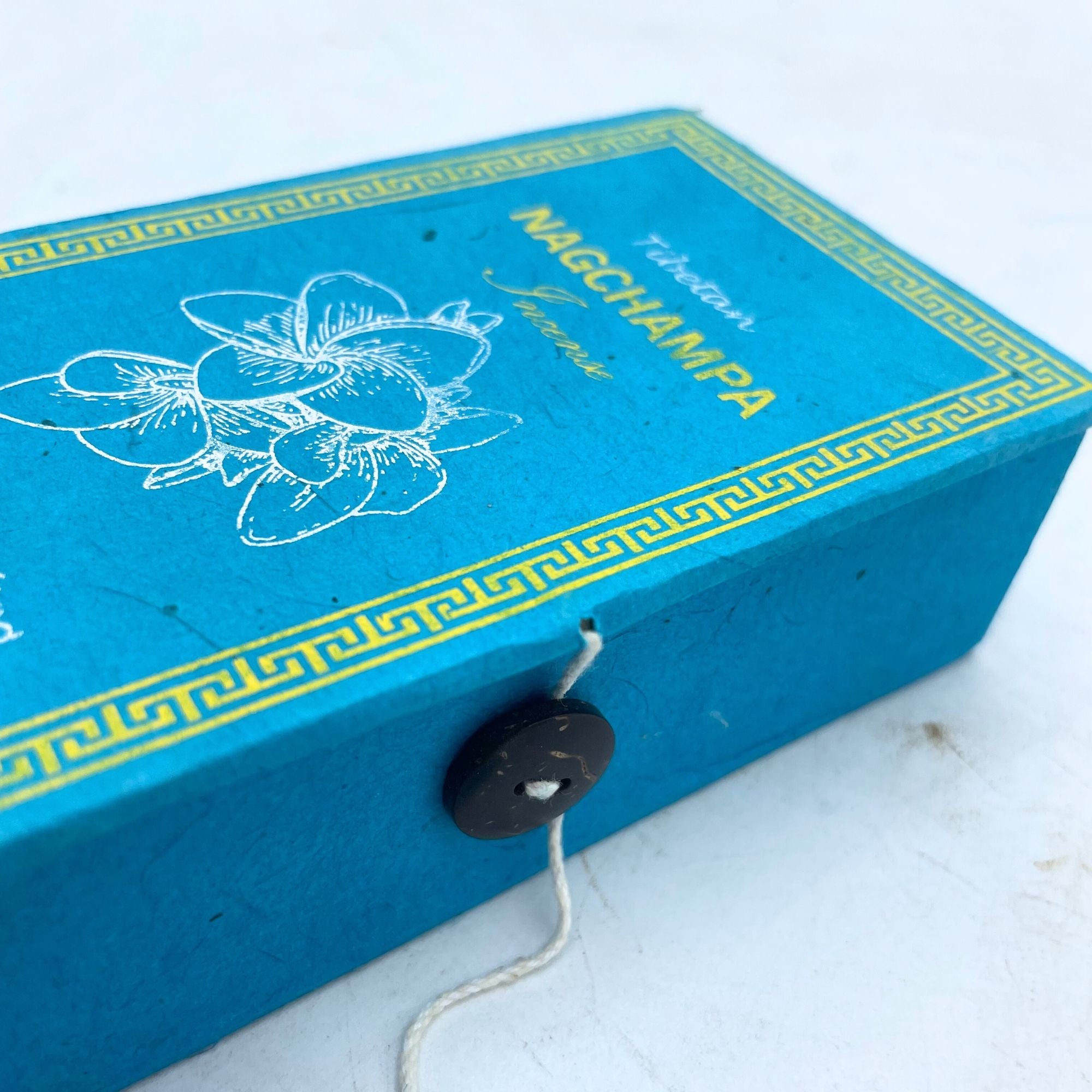 Détail du coffret vert d’encens tibétain nag champa avec motif décoratif et fermeture