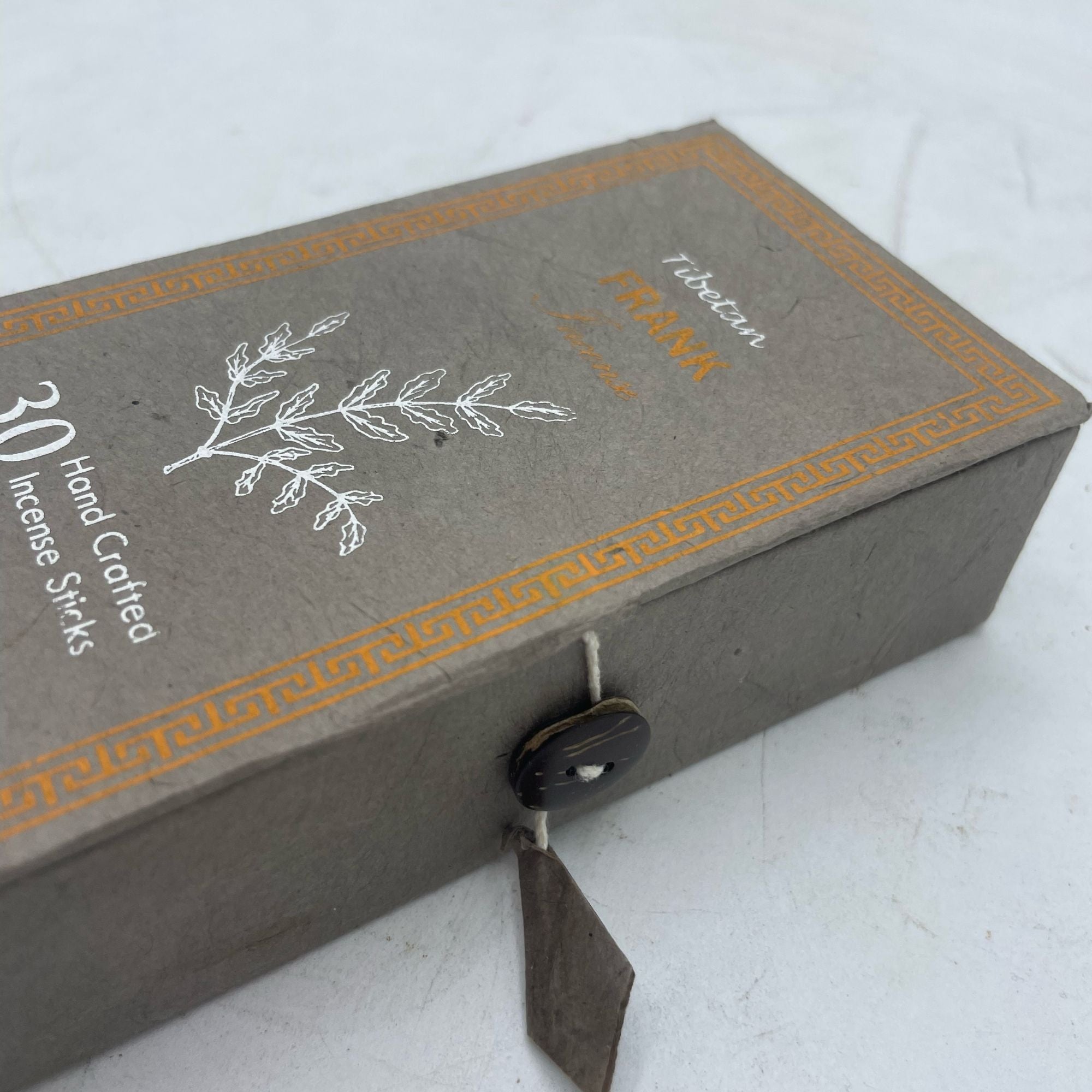 Détail du coffret vert d’encens tibétain oliban avec motif décoratif et fermeture