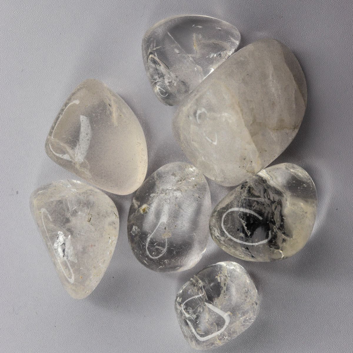 Collection de cristaux de roche sur fond gris
