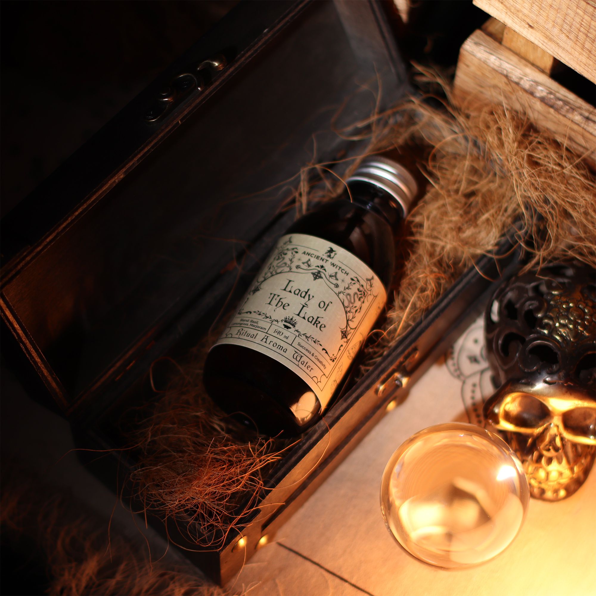 Flacon d’eau rituelle dame du lac posé dans un coffret avec objets ésotériques, ambiance mystique de rituel spirituel