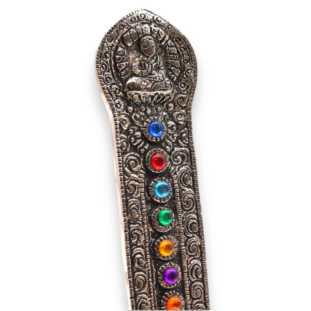 Détail des sept chakras colorés sur porte-encens Tour Bouddha 16 cm, symbole d’harmonisation énergétique pour espace bien-être et yoga.
