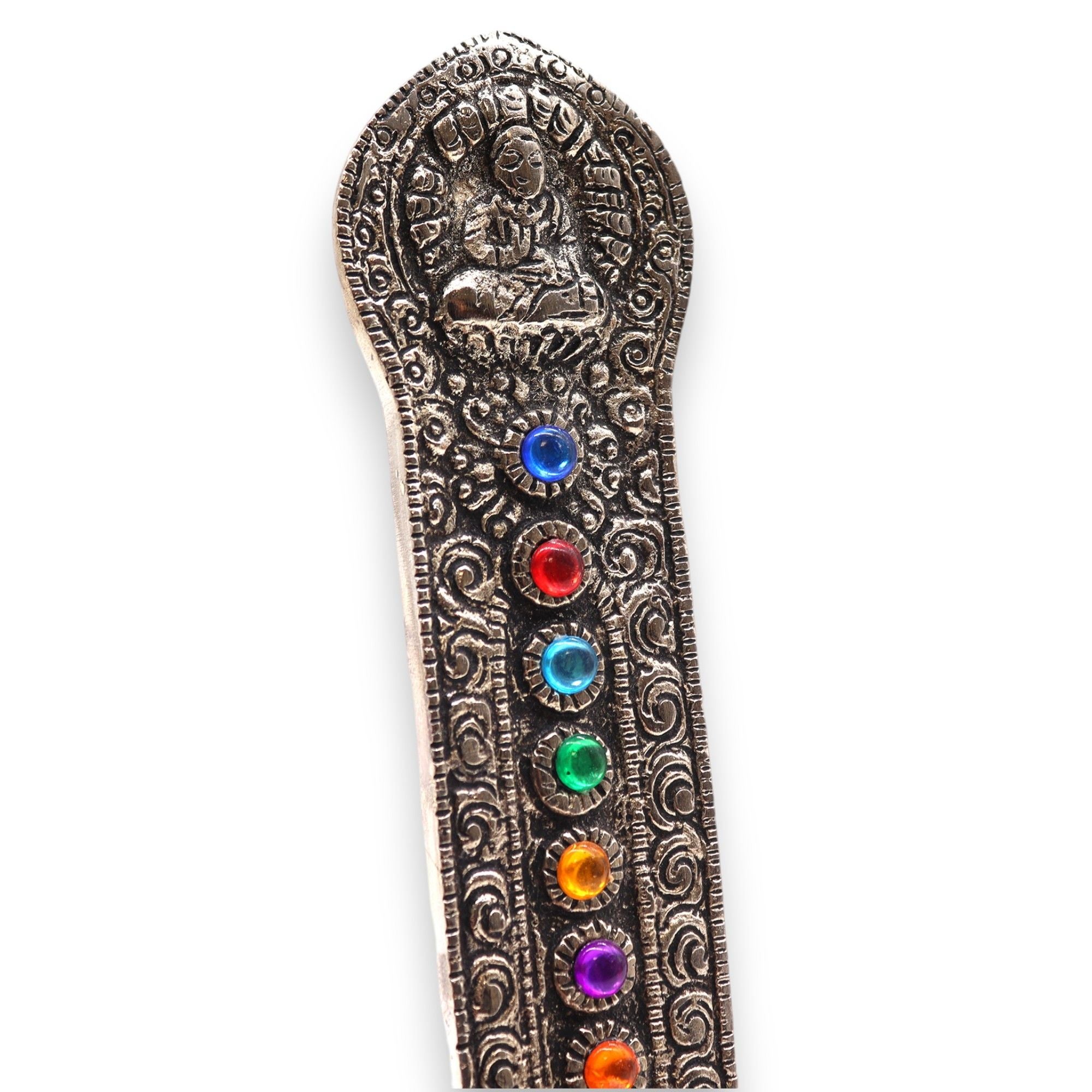 Détail des sept chakras colorés sur porte-encens Tour Bouddha 16 cm, symbole d’harmonisation énergétique pour espace bien-être et yoga.