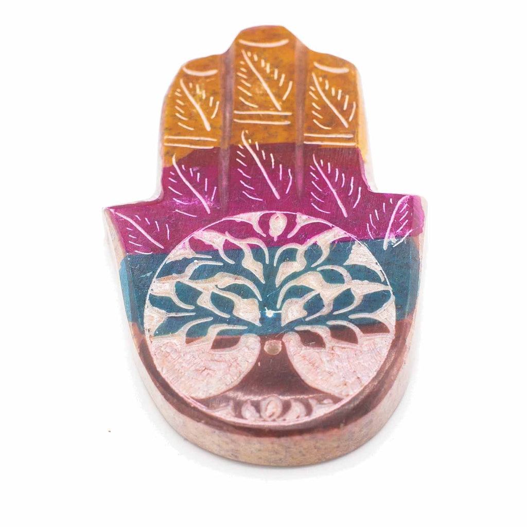 Détail porte-encens Main de Fatma en pierre avec Arbre de Vie gravé, idéal pour purification énergétique.