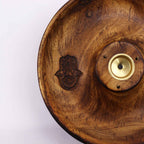 gros plan sur symbole hamsa gravé dans un porte encens en bois artisanal avec support central pour encens bâtons et cônes