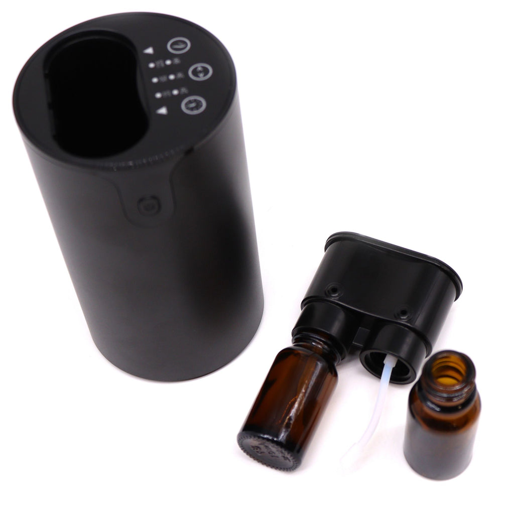 Diffuseur sans eau démonté avec accessoires et flacons d’huiles essentielles pour utilisation