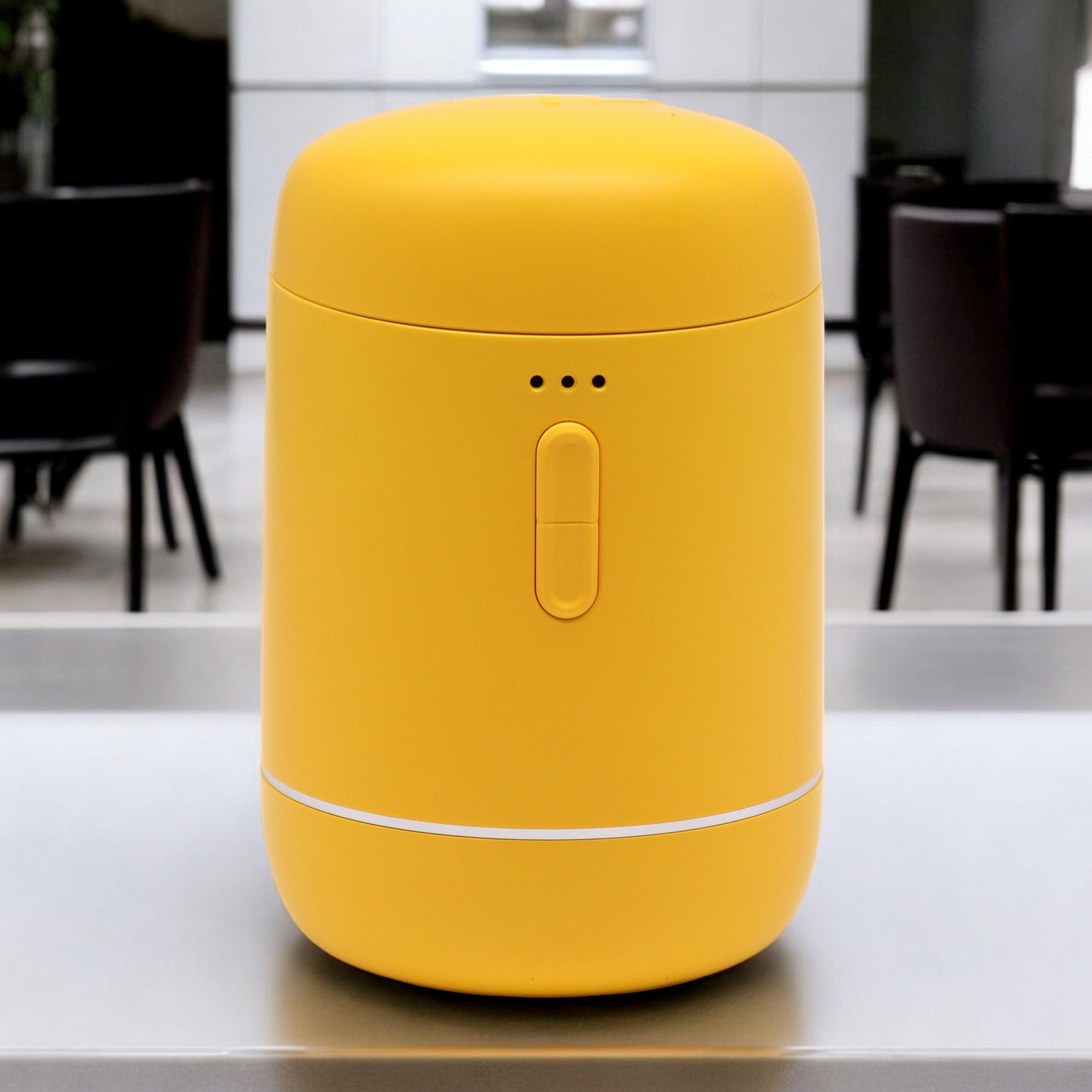 Diffuseur portable jaune utilisé avec huile essentielle dans un intérieur moderne