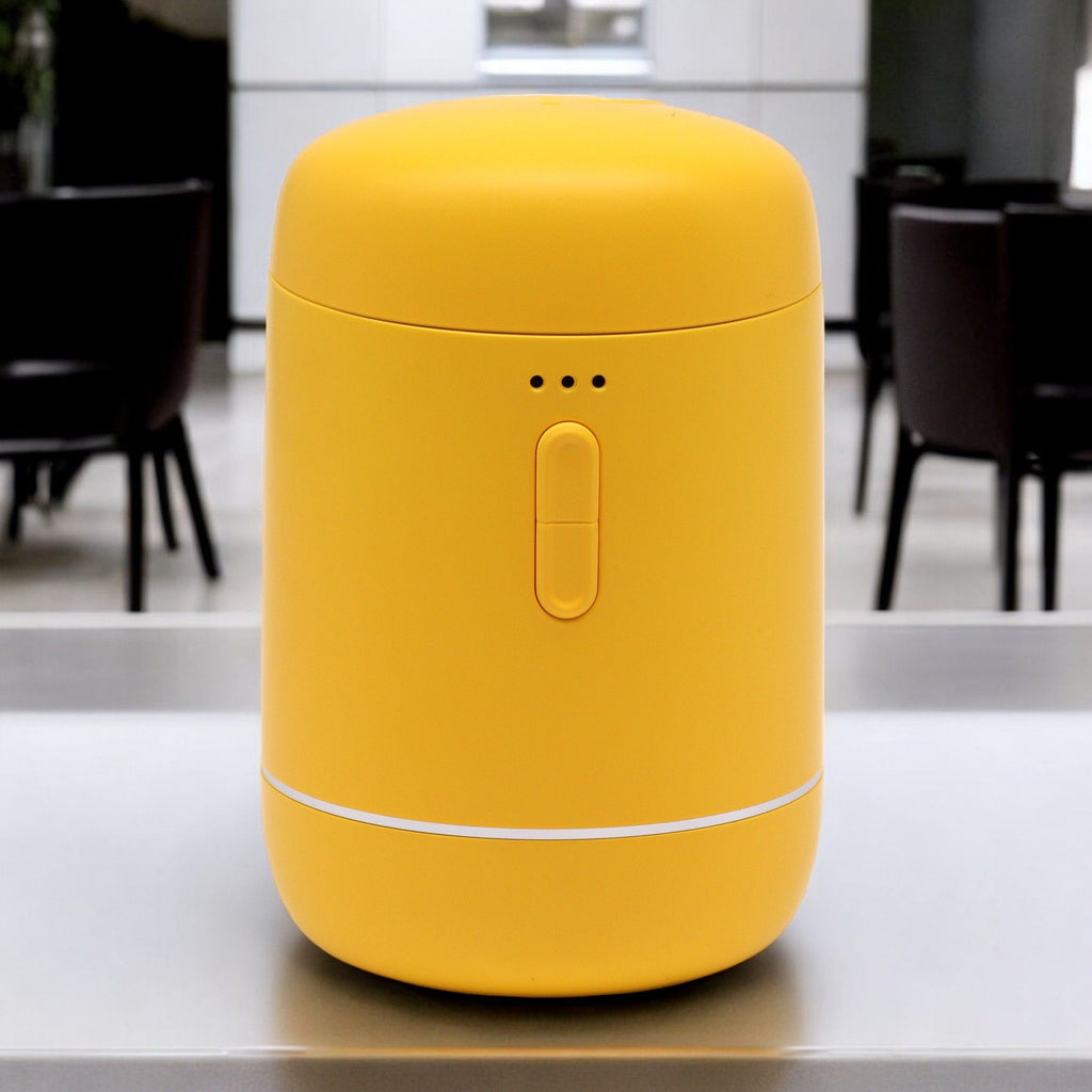 Diffuseur portable jaune utilisé avec huile essentielle dans un intérieur moderne