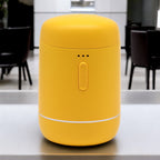 Diffuseur portable jaune utilisé avec huile essentielle dans un intérieur moderne