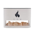 Diffuseur ultrasonique blanc avec compartiment sel de l'himalaya rose brut et icône flamme, fond blanc