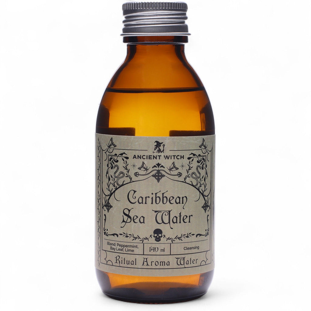 Flacon en verre ambré de l’eau rituelle mer des caraïbes avec étiquette vintage, inspirée des rituels de purification
