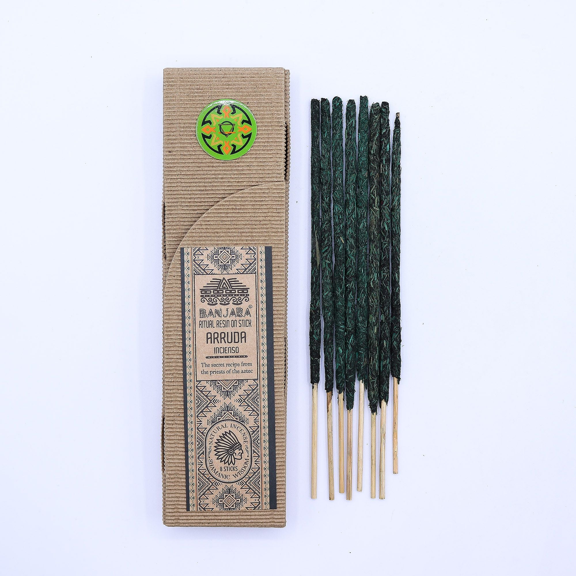 Encens résine sur bâtons Arruda Banjara avec Bâtons d'encens verts et boîte artisanale présentés sur fond blanc