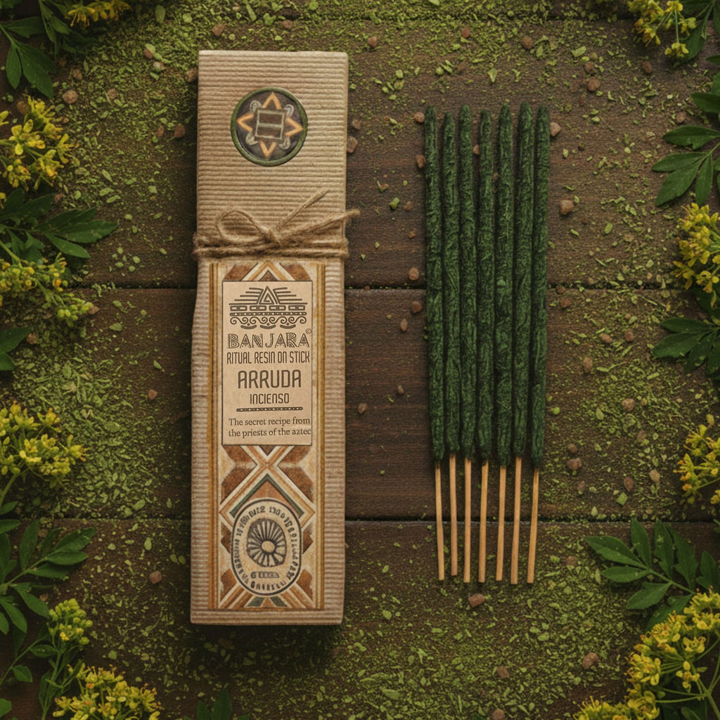 Encens résine sur bâton Arruda Banjara avec boîte écologique, bâtons d’encens verts et plantes naturelles disposées sur fond terreux