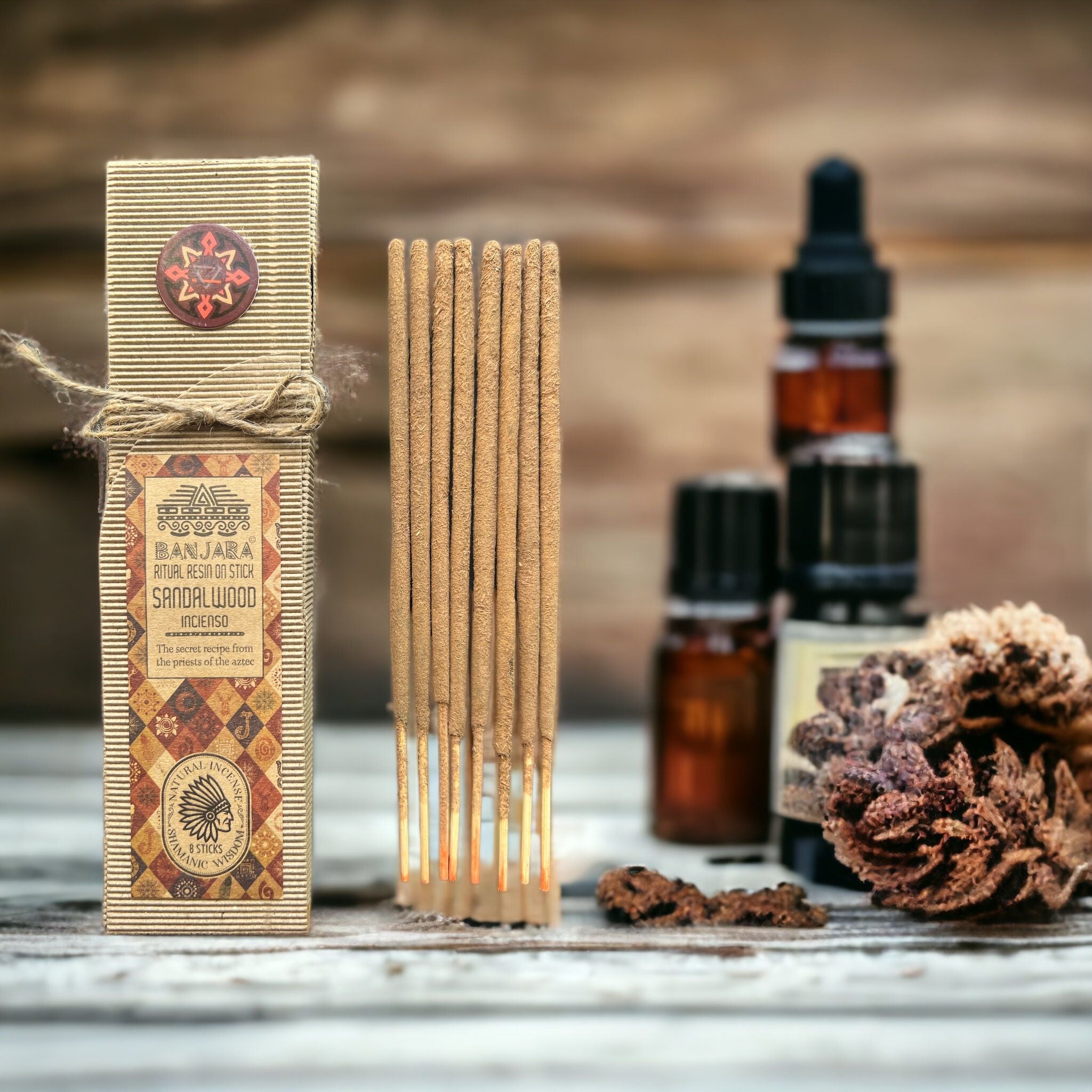 Encens résine sur bâton bois de santal Banjara avec boîte écologique, bâtons d’encens verts et plantes naturelles disposées sur fond terreux