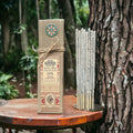 Encens résine sur bâton Copal Banjara avec boîte écologique, bâtons d’encens verts et plantes naturelles disposées sur fond terreux