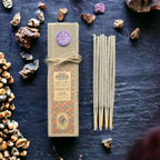 Encens résine sur bâton Frankincense Banjara avec boîte écologique, bâtons d’encens verts et plantes naturelles disposées sur fond terreux