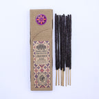 encens résine sur bâton lavande Banjara avec bâtons d'encens violet et boîte artisanale présentés sur fond blanc