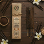 Encens résine sur bâton Vanille Banjara avec boîte écologique, bâtons d’encens verts et plantes naturelles disposées sur fond terreux