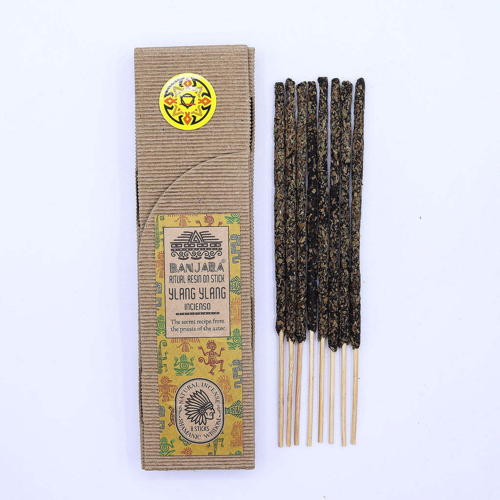 Encens résine sur bâton Ylang Ylang Banjara avec bâtons d'encens naturels et boîte artisanale présentés sur fond blanc