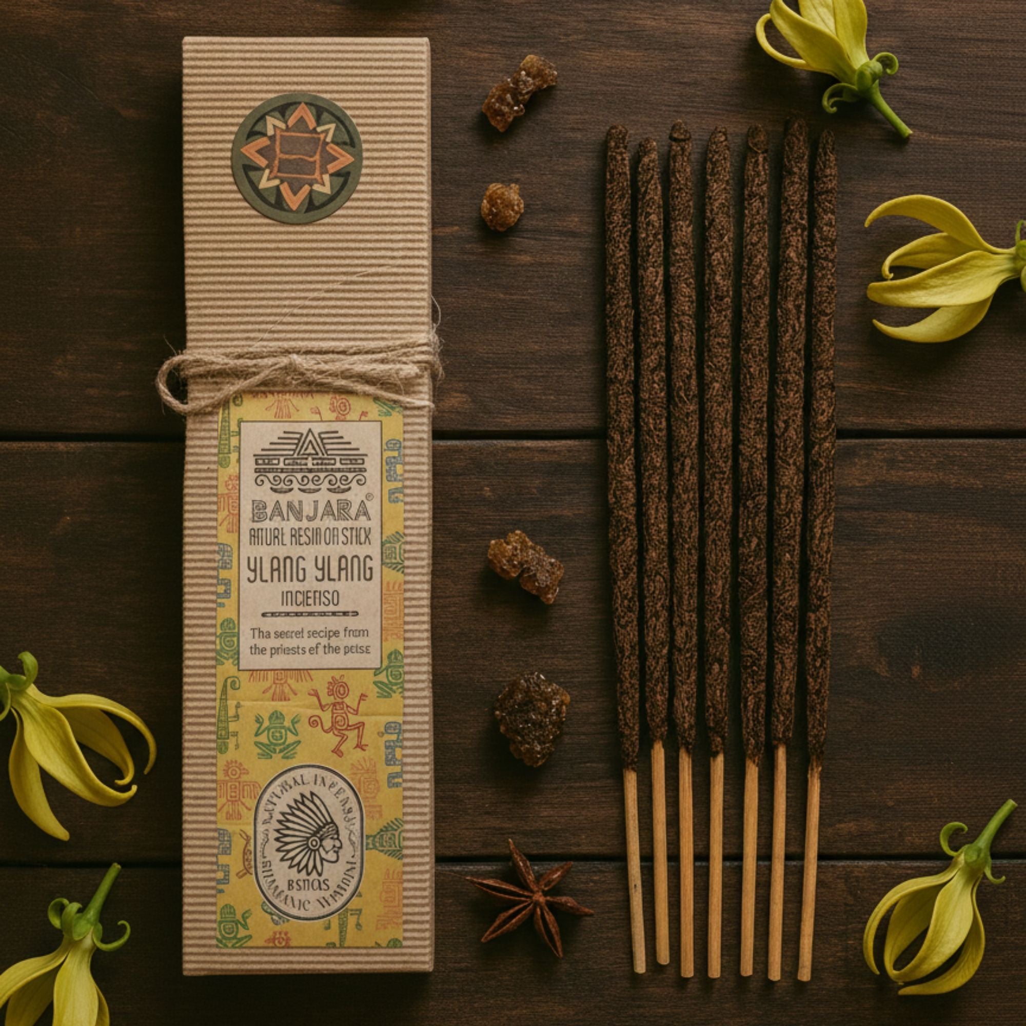 Encens résine sur bâton Ylang Ylang Banjara avec boîte écologique, bâtons d’encens verts et plantes naturelles disposées sur fond terreux
