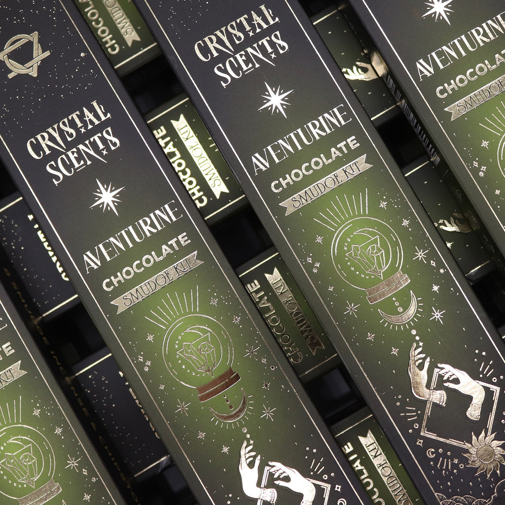 Boîtes encens smudge cristal aventurine chocolat empilées avec design noir et motifs lune et étoiles