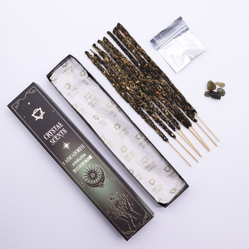 Bâtons d’encens smudge arruda avec pierres de labradorite et packaging ouvert présenté sur fond clair