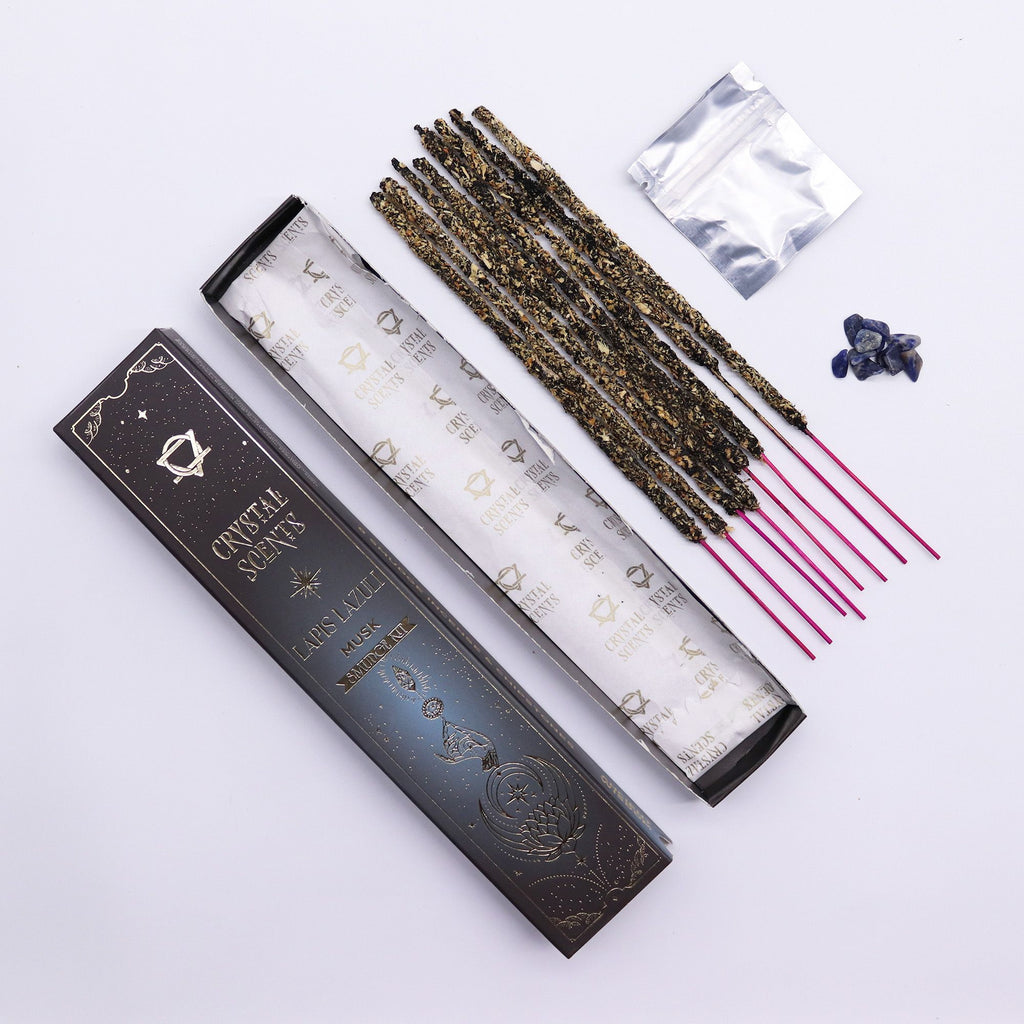 Bâtons d’encens smudge musc avec pierres de lapis lazuli et packaging ouvert présenté sur fond clair