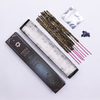 Bâtons d’encens smudge musc avec pierres de lapis lazuli et packaging ouvert présenté sur fond clair
