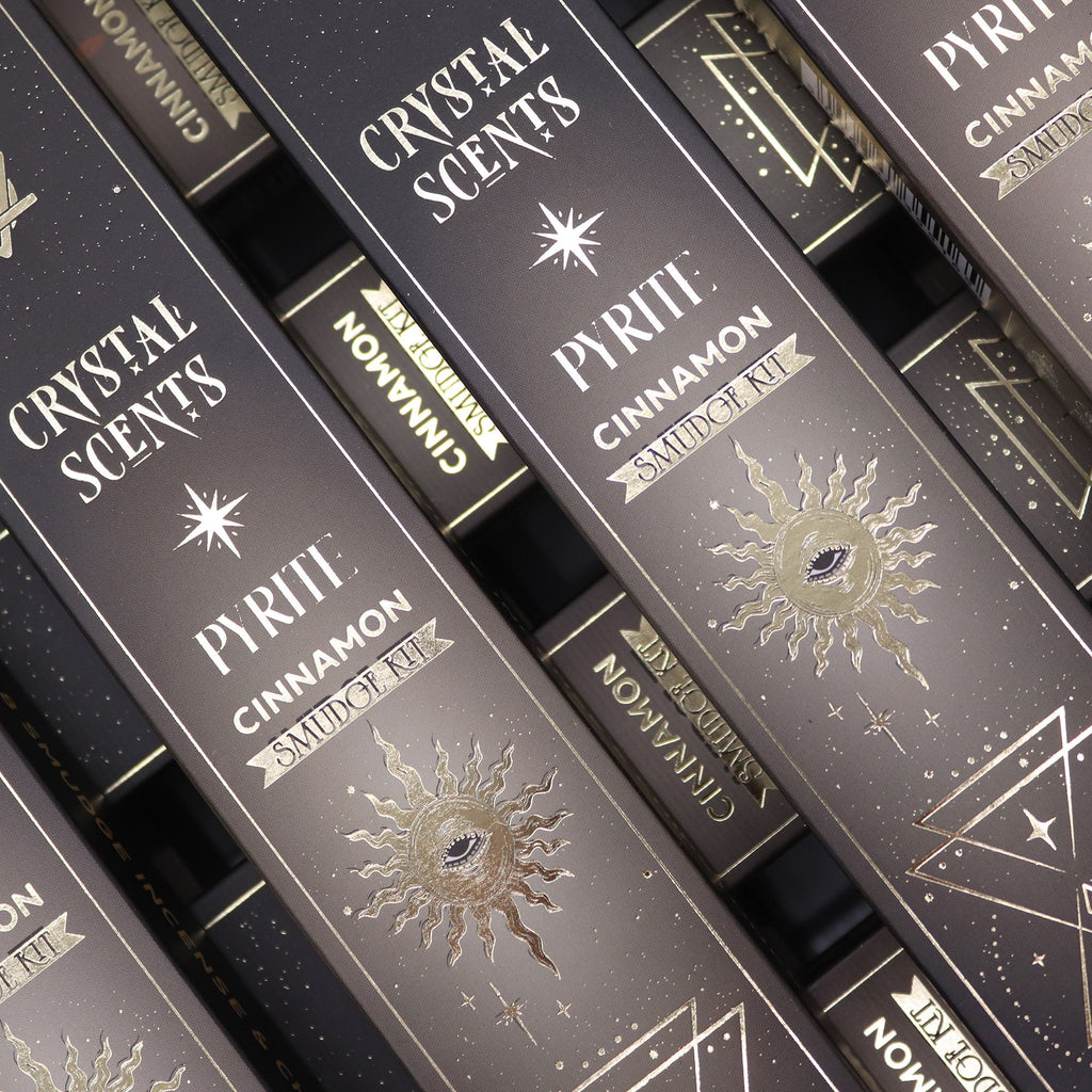 Boîtes encens smudge cristal pyrite cannelle empilées avec design noir et motifs lune et étoiles