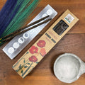 Encens naturel Botanical Masala senteur bois de santal avec bâtons artisanaux et packaging sur fond bois