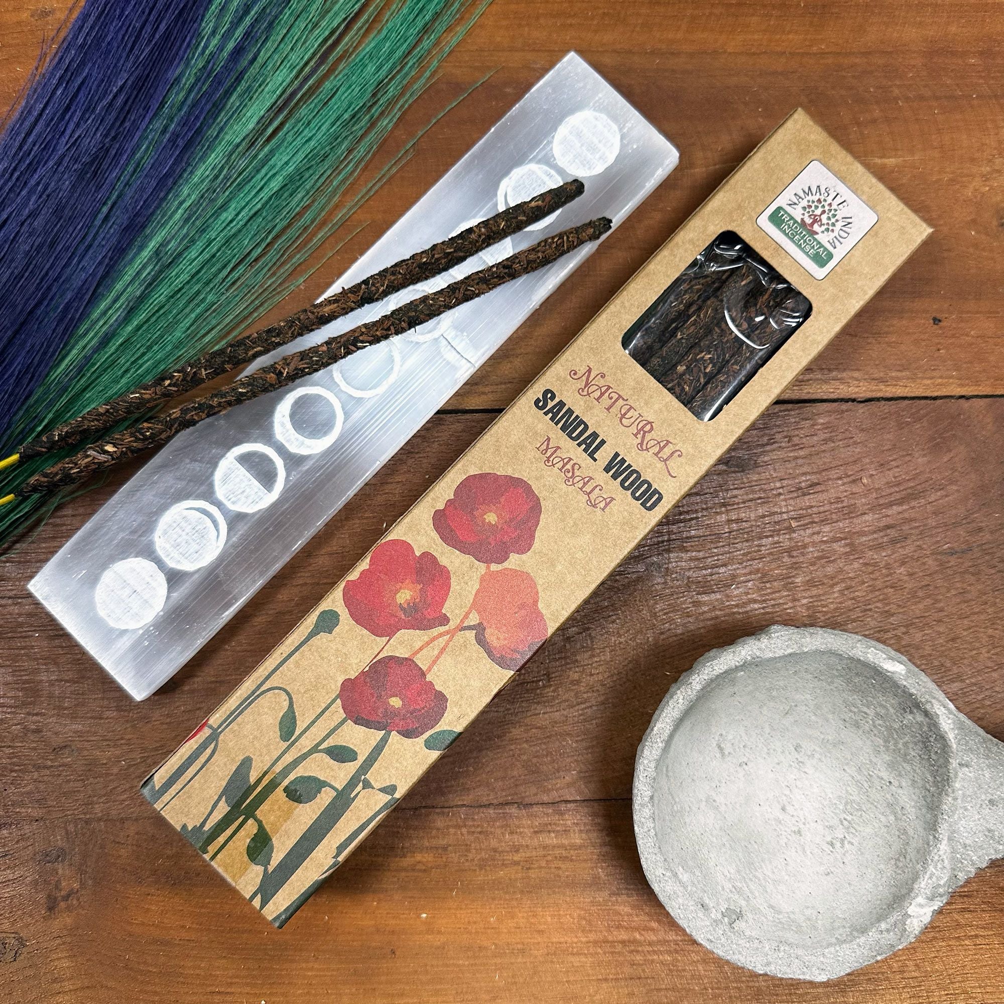 Encens naturel Botanical Masala senteur bois de santal avec bâtons artisanaux et packaging sur fond bois