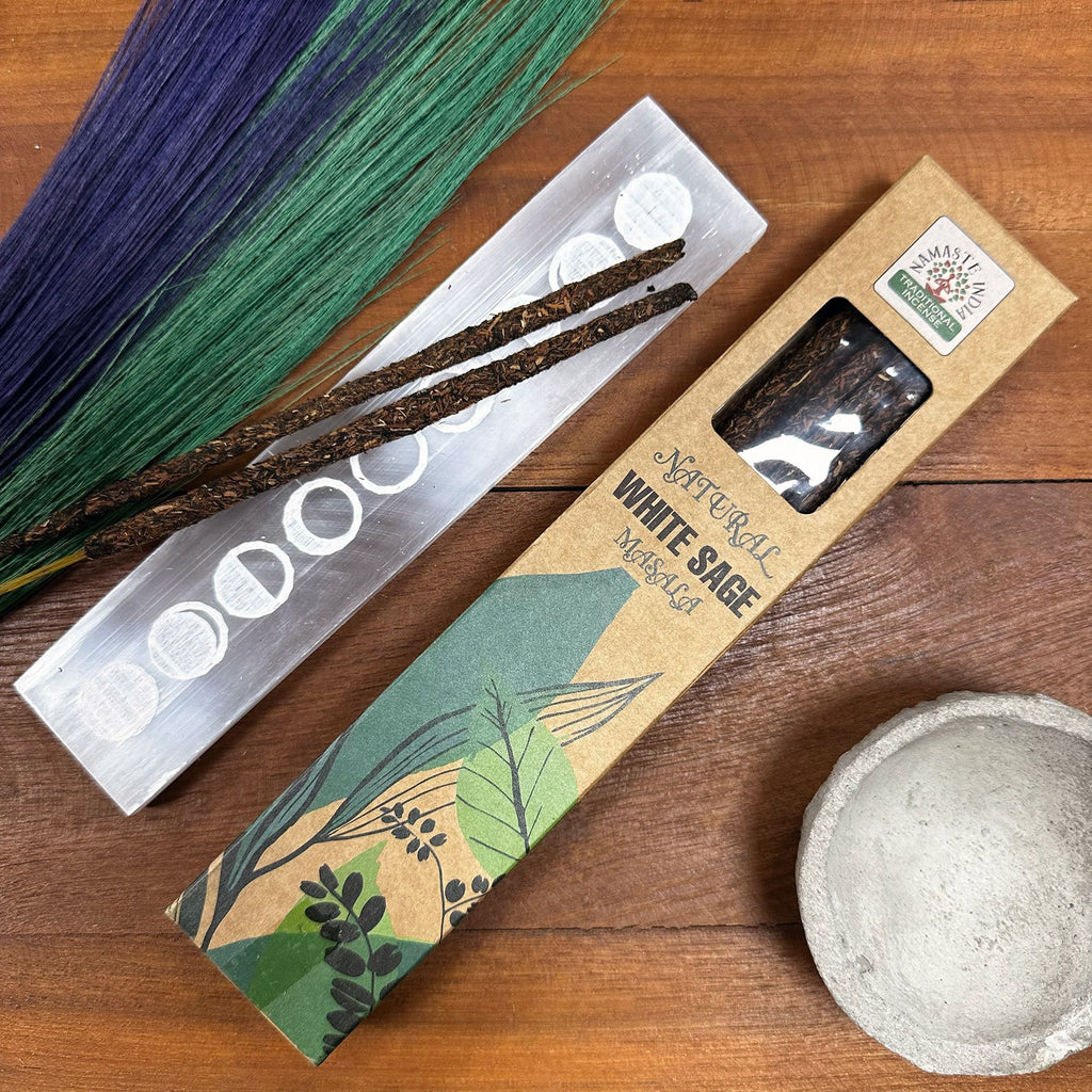Encens naturel Botanical Masala senteur sauge blanche avec bâtons artisanaux et packaging sur fond bois