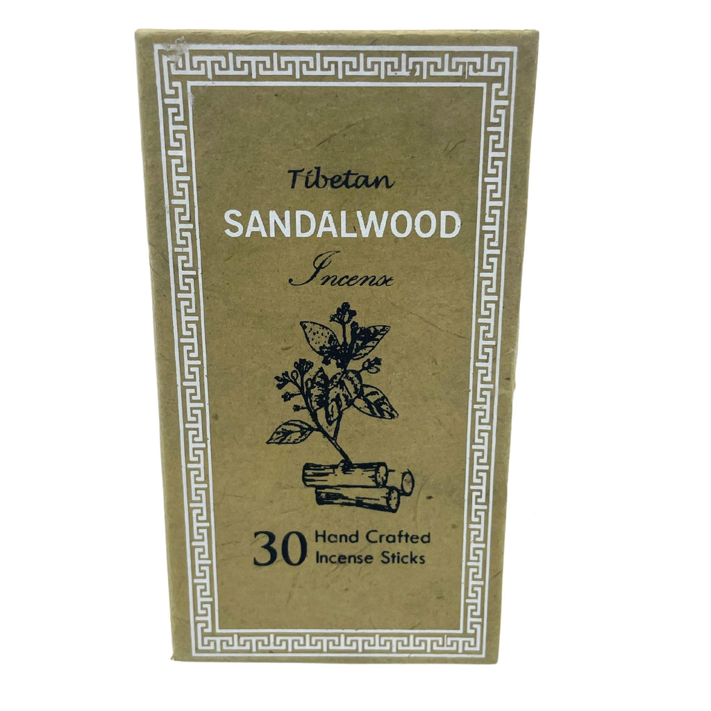 Boîte d’encens tibétain bois de santal contenant 30 bâtons faits à la main sur fond blanc