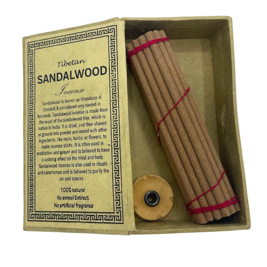 Boîte ouverte d’encens tibétain bois de santal montrant les bâtons naturels et le porte-encens en bois inclus