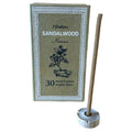Coffret d’encens tibétain bois de santal avec 30 bâtons artisanaux et porte-encens en bois sur fond blanc