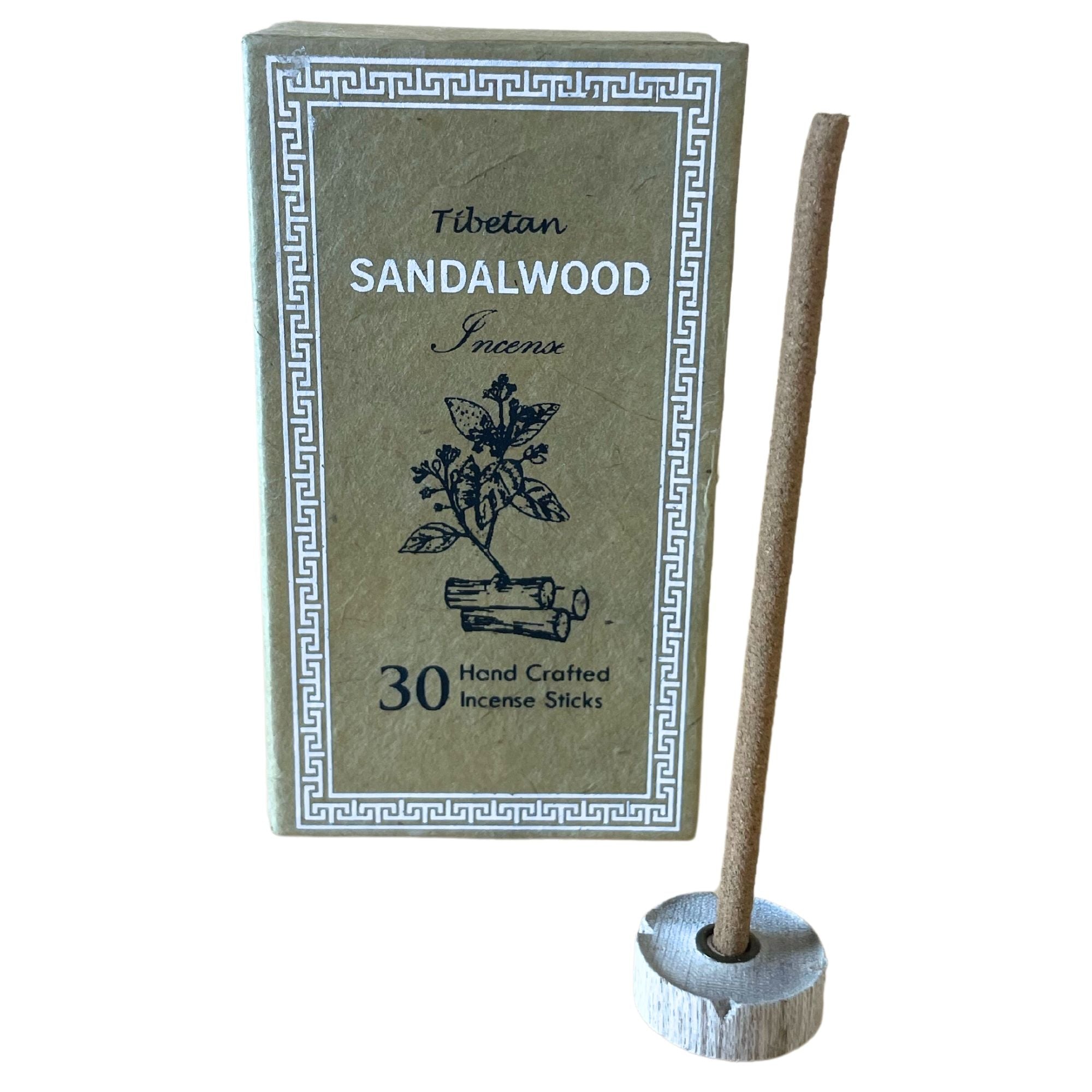 Coffret d’encens tibétain bois de santal avec 30 bâtons artisanaux et porte-encens en bois sur fond blanc