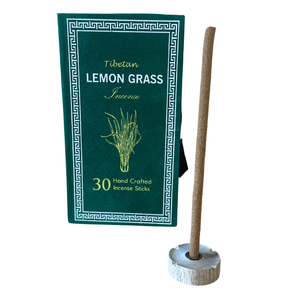 Coffret d’encens tibétain Lemongrass avec 30 bâtons artisanaux et porte-encens en bois sur fond blanc
