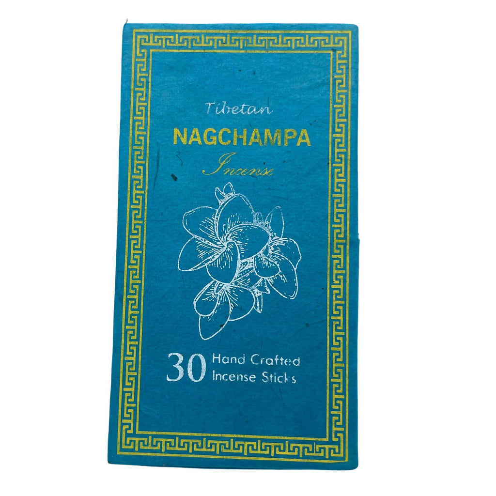 Boîte d’encens tibétain nag champa contenant 30 bâtons faits à la main sur fond blanc