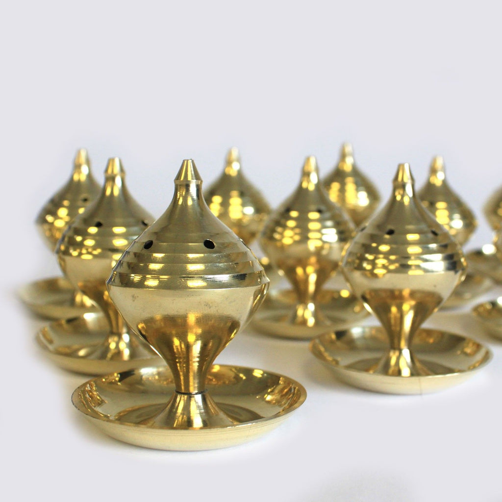 plusieurs encensoirs en laiton de taille moyenne alignés montrant leur design traditionnel et leur finition dorée