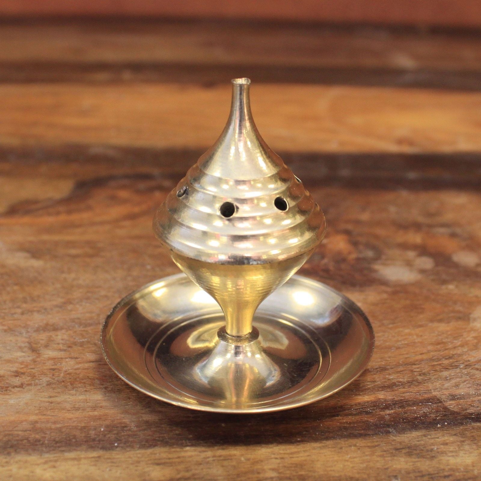 mini encensoir en laiton poli avec couvercle perforé utilisé pour brûler bâtons et cônes d encens sur un autel de méditation