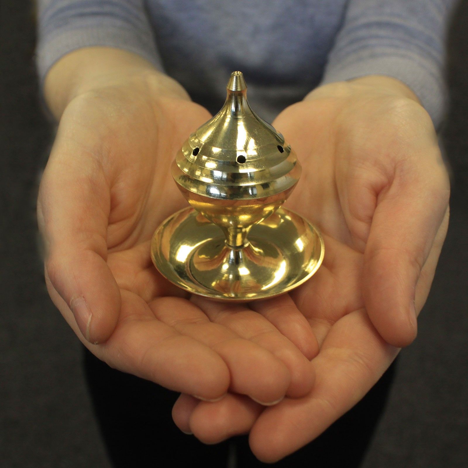 encensoir moyen en laiton tenu dans les mains montrant sa taille et sa finition artisanale
