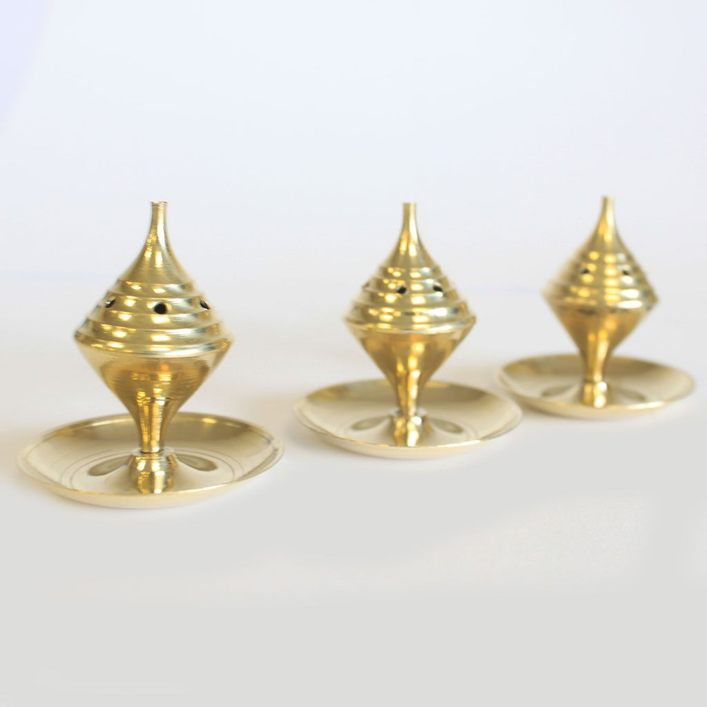 trois mini encensoirs en laiton posés côte à côte illustrant leur design traditionnel