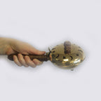 encensoir rituel en laiton avec manche bois tenu dans la main montrant sa taille