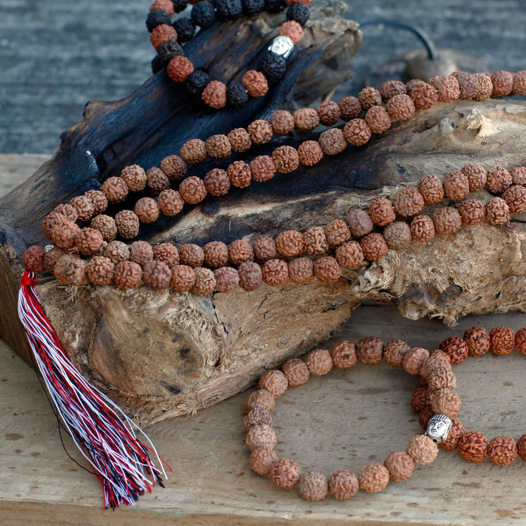 Ensemble de bijoux en rudraksha comprenant un mala collier et un bracelet avec perles naturelles et tête bouddha.