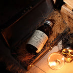 Flacon d’eau rituelle Fontaine de jouvence posé dans un coffret avec objets ésotériques, ambiance mystique de rituel spirituel