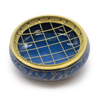 Détail du brûleur d’encens bleu en laiton avec grille or pour charbon, chakra 3ème oeil, vue du dessus