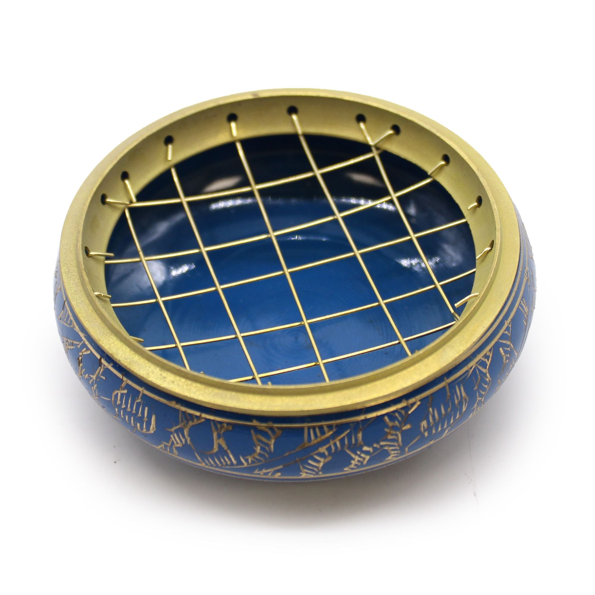 Détail du brûleur d’encens bleu en laiton avec grille or pour charbon, chakra 3ème oeil, vue du dessus