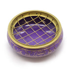 Détail du brûleur d’encens violet en laiton avec grille or pour charbon, chakra couronne, vue du dessus