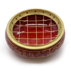 Détail du brûleur d’encens rouge en laiton avec grille or pour charbon, chakra racine, vue du dessus